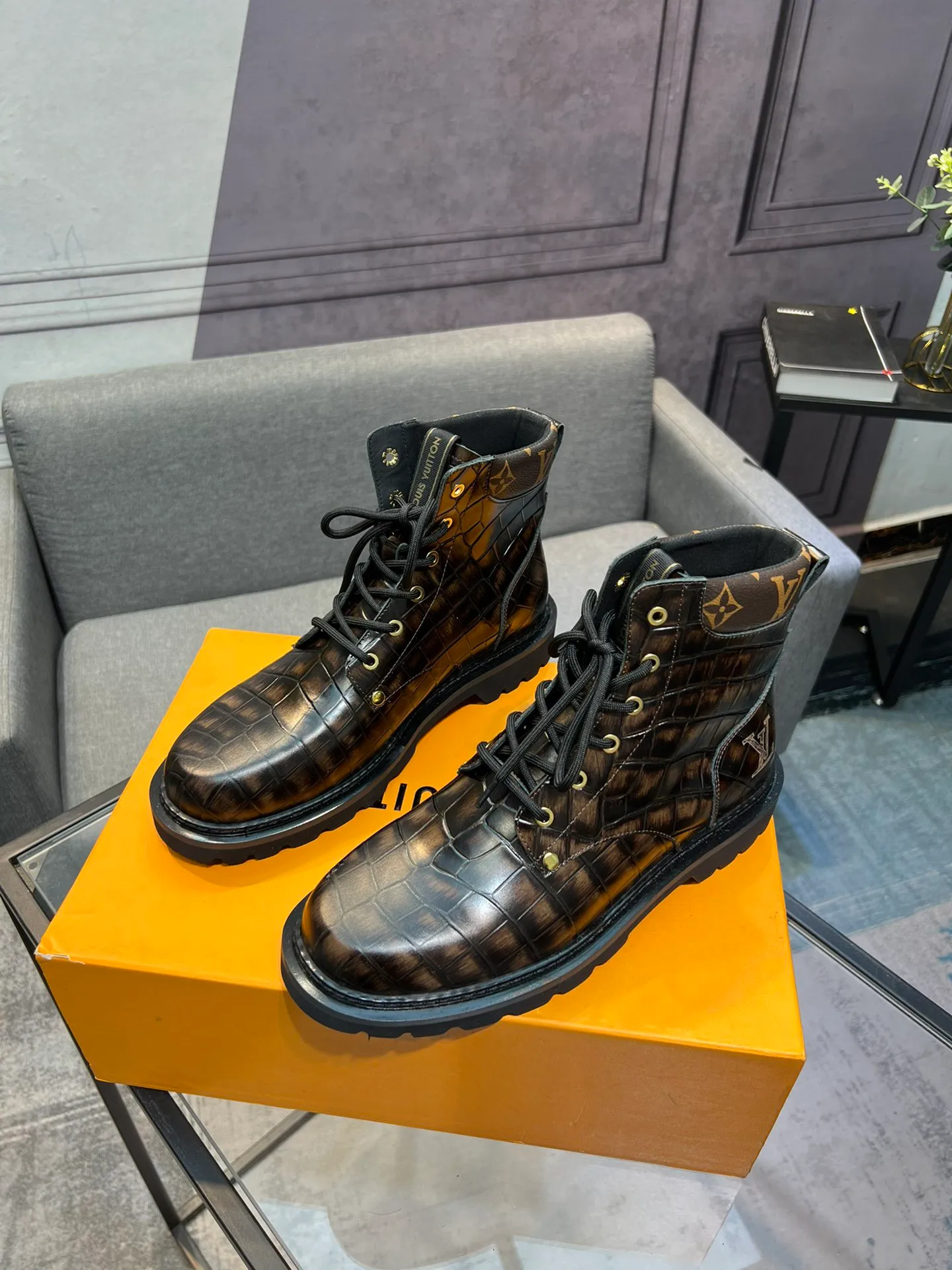 Men's shoes 💰900 L Home - the latest LV men's business casual boots, luxury and nobility are a must, all made of imported original first-layer cowhide, just to create a more comfortable wearing experience, ➕top imported water-dyed full cow lining, original high wear-resistant outsole! 👏👏 Size: Male 39-44; (38 45 46 customized)